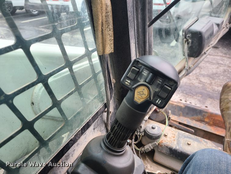 image for item KT9689 2005 Bobcat S300  skid steer loader