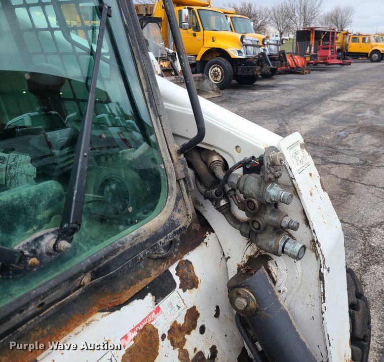 image for item KT9689 2005 Bobcat S300  skid steer loader