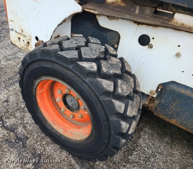 image for item KT9689 2005 Bobcat S300  skid steer loader