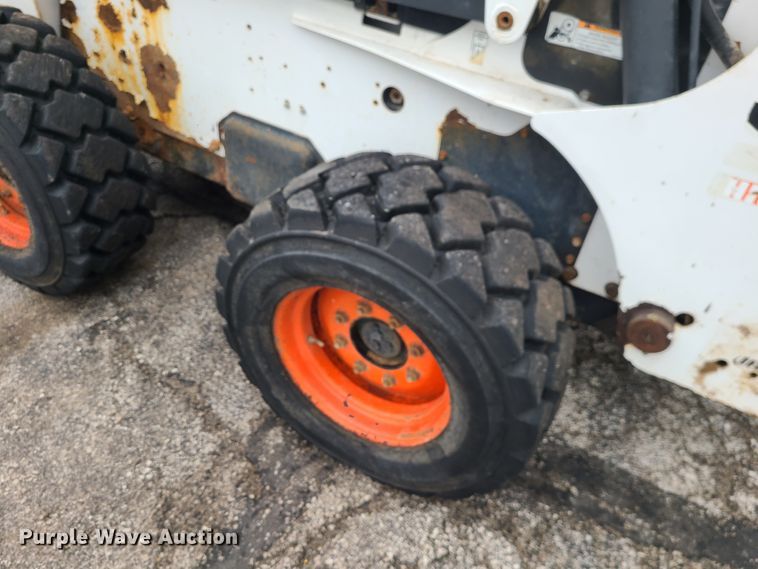 image for item KT9689 2005 Bobcat S300  skid steer loader
