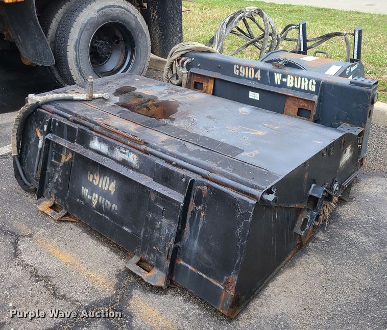 image for item KT9689 2005 Bobcat S300  skid steer loader