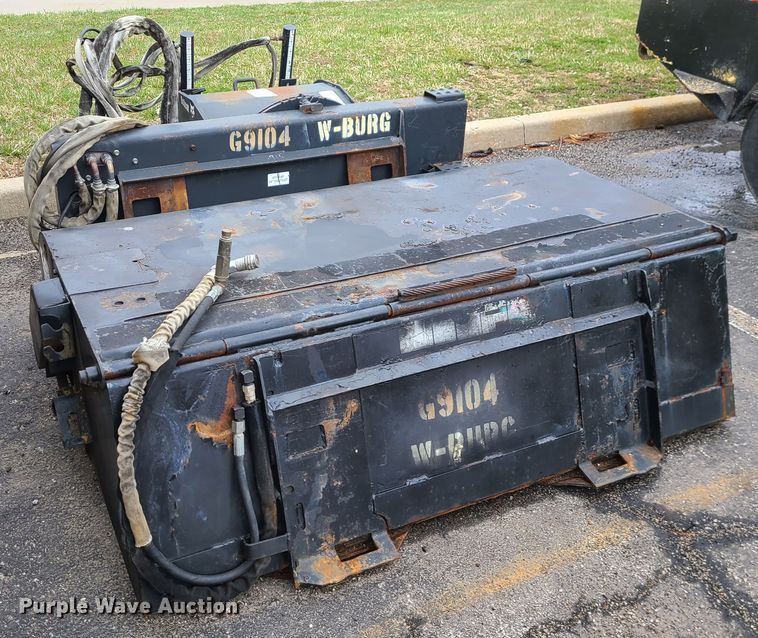 image for item KT9689 2005 Bobcat S300  skid steer loader