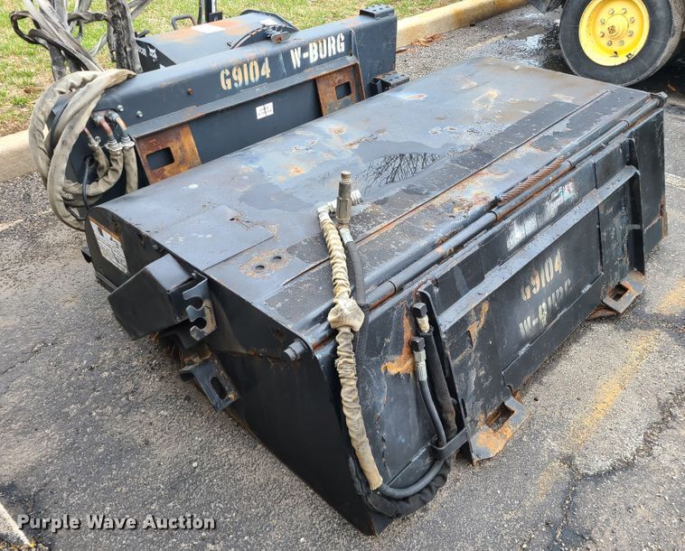 image for item KT9689 2005 Bobcat S300  skid steer loader