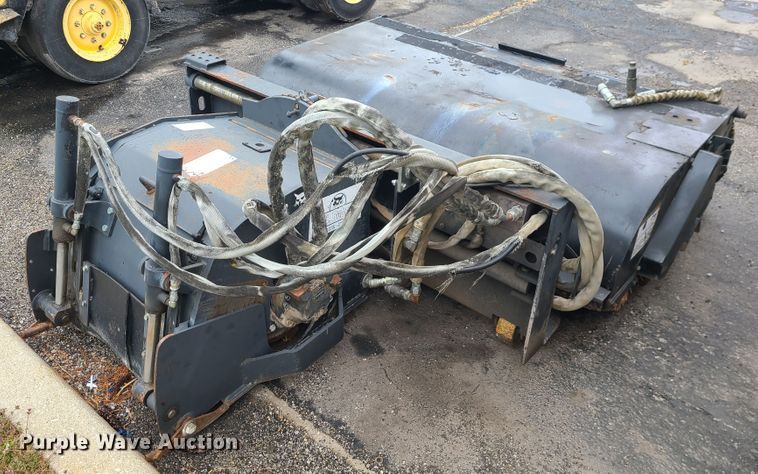 image for item KT9689 2005 Bobcat S300  skid steer loader