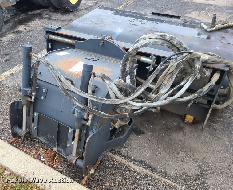 image for item KT9689 2005 Bobcat S300  skid steer loader