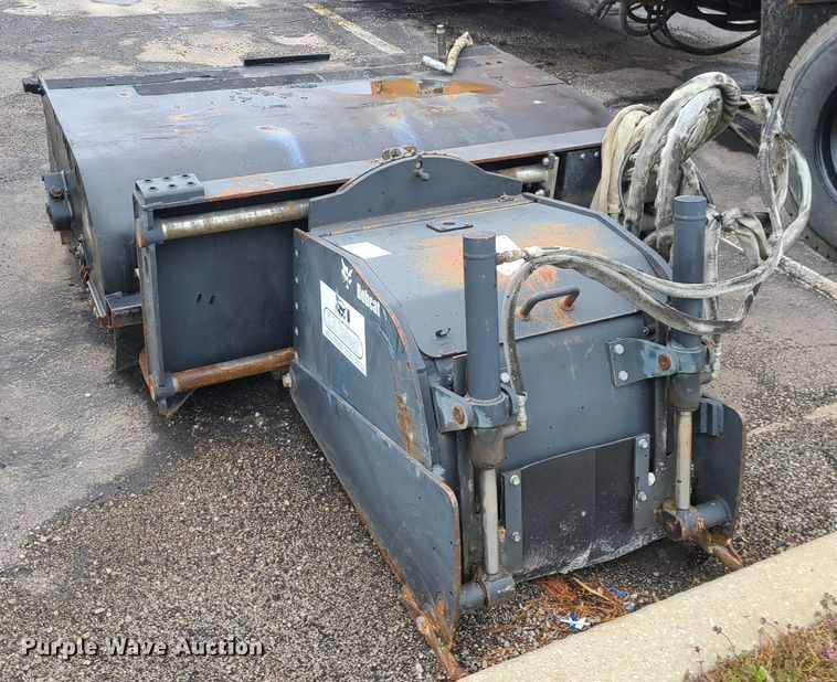 image for item KT9689 2005 Bobcat S300  skid steer loader