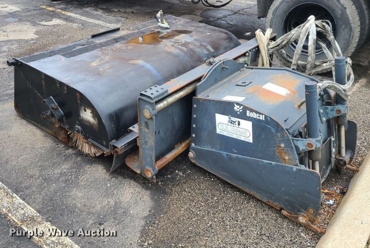 image for item KT9689 2005 Bobcat S300  skid steer loader