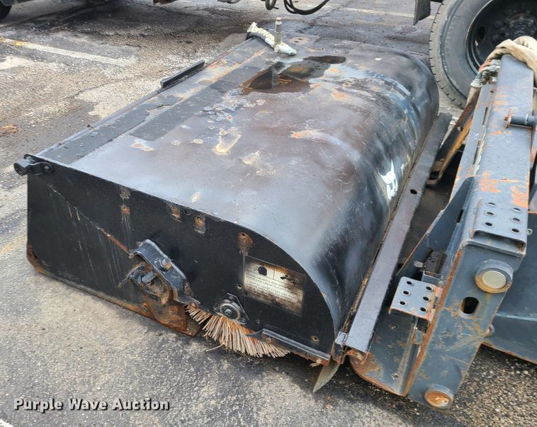 image for item KT9689 2005 Bobcat S300  skid steer loader