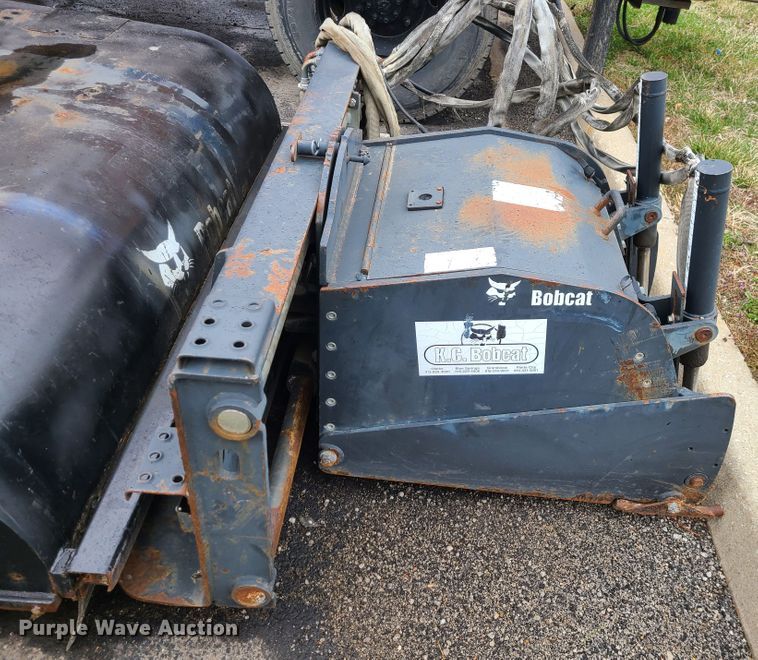 image for item KT9689 2005 Bobcat S300  skid steer loader