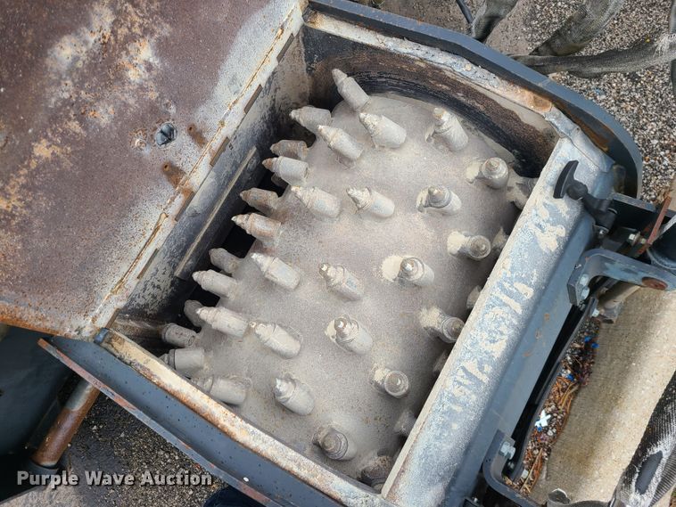 image for item KT9689 2005 Bobcat S300  skid steer loader