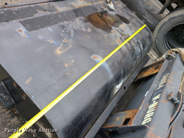 image for item KT9689 2005 Bobcat S300  skid steer loader