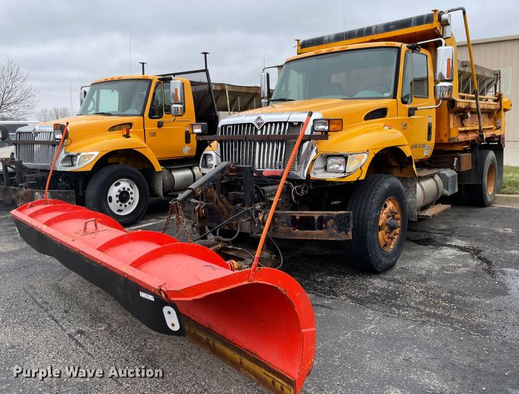 image for item KT9692 2004 International 7400  dump truck