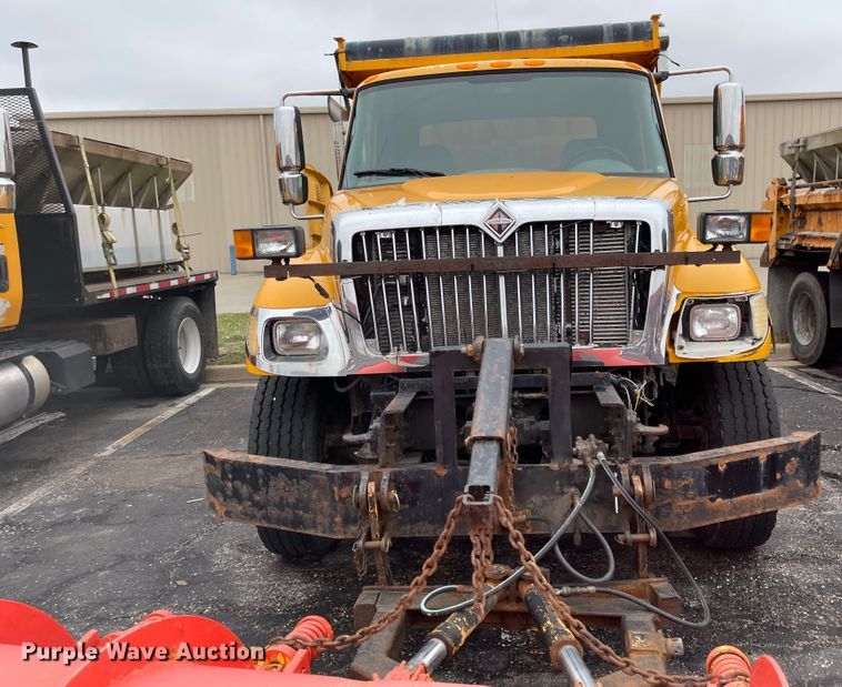 image for item KT9692 2004 International 7400  dump truck