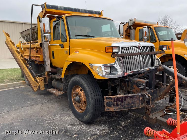 image for item KT9692 2004 International 7400  dump truck