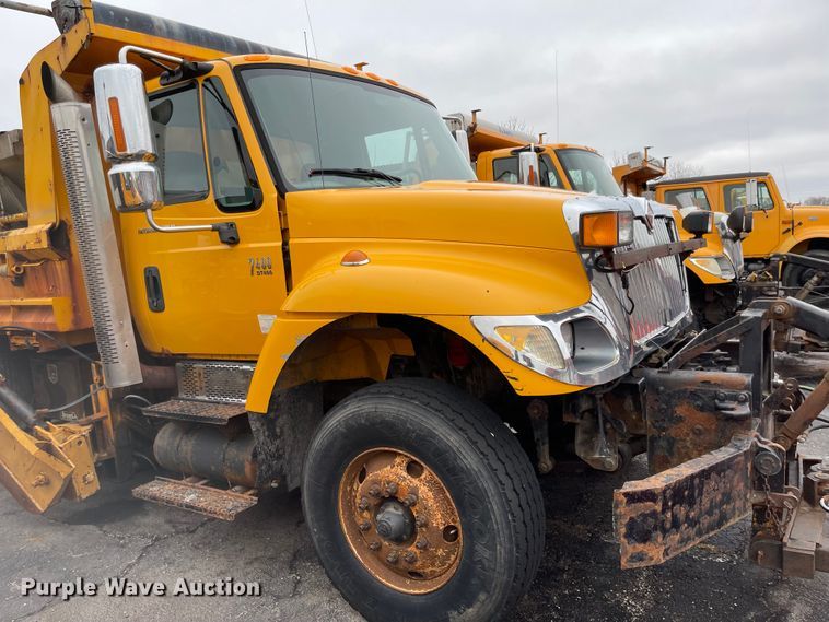 image for item KT9692 2004 International 7400  dump truck