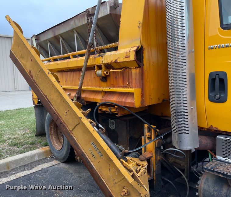 image for item KT9692 2004 International 7400  dump truck