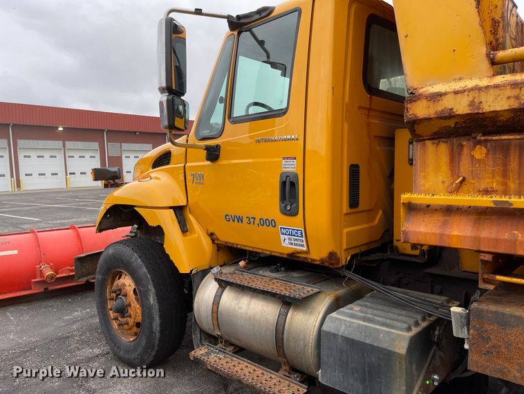 image for item KT9692 2004 International 7400  dump truck