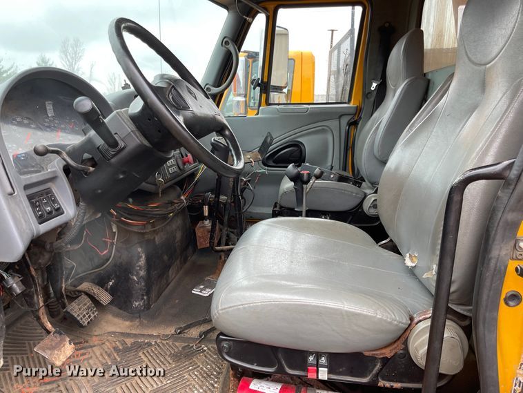 image for item KT9692 2004 International 7400  dump truck