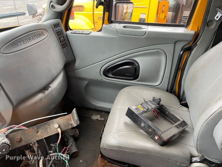 image for item KT9692 2004 International 7400  dump truck