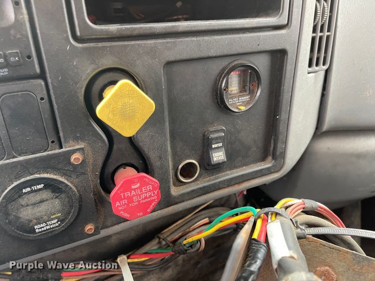 image for item KT9692 2004 International 7400  dump truck