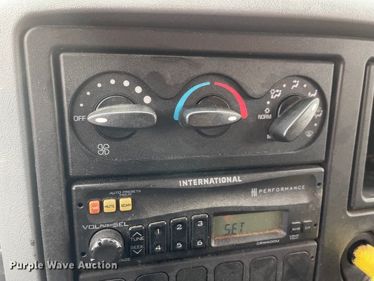 image for item KT9692 2004 International 7400  dump truck