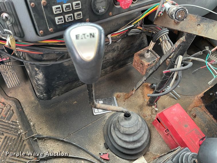 image for item KT9692 2004 International 7400  dump truck