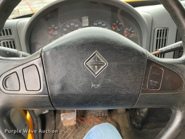 image for item KT9692 2004 International 7400  dump truck