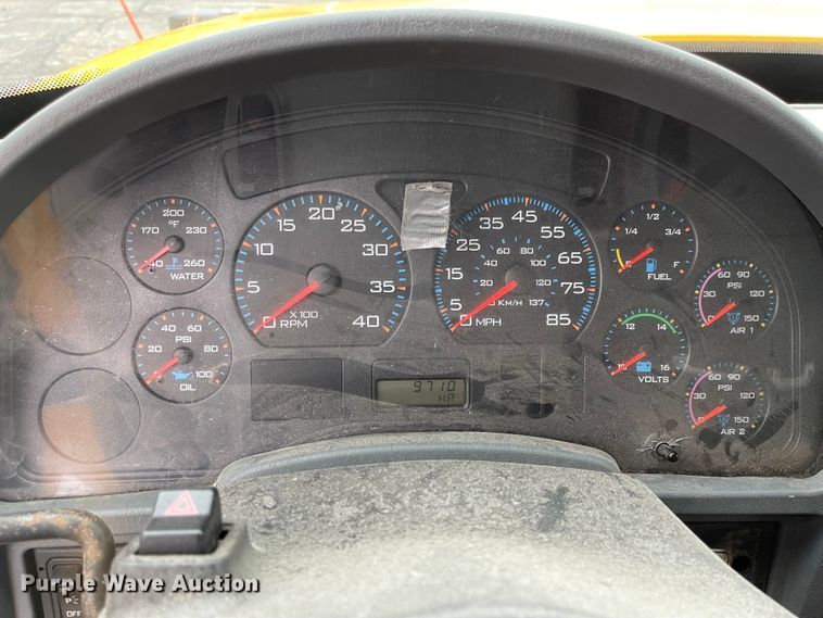 image for item KT9692 2004 International 7400  dump truck