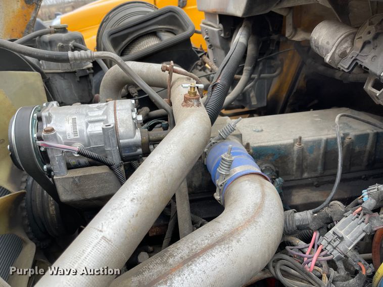 image for item KT9692 2004 International 7400  dump truck