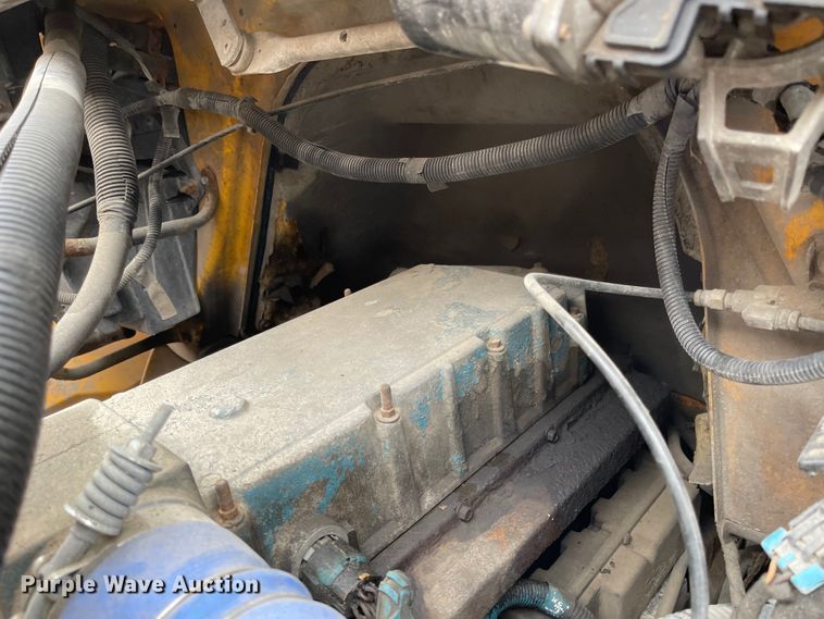 image for item KT9692 2004 International 7400  dump truck