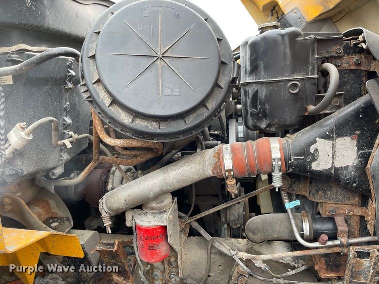 image for item KT9692 2004 International 7400  dump truck