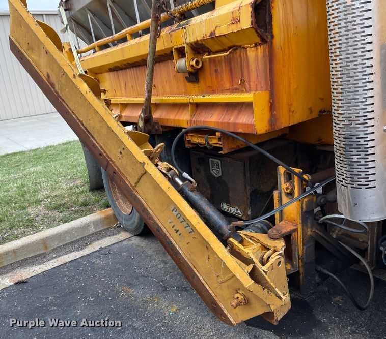 image for item KT9692 2004 International 7400  dump truck