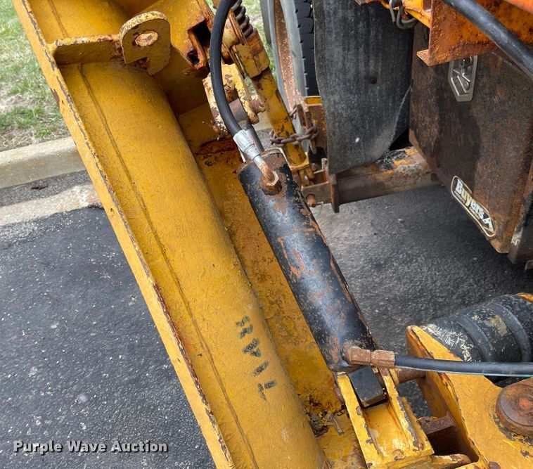 image for item KT9692 2004 International 7400  dump truck