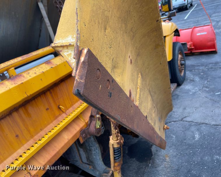 image for item KT9692 2004 International 7400  dump truck