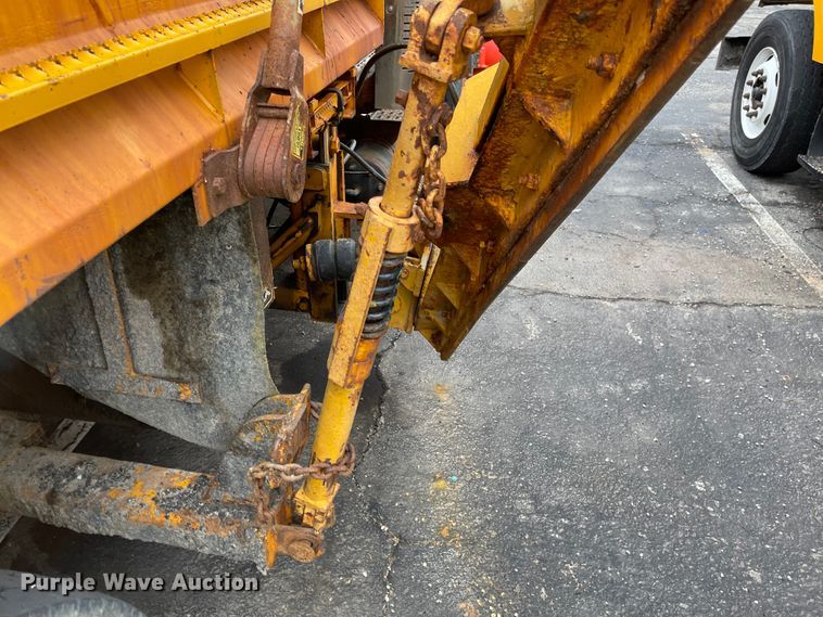 image for item KT9692 2004 International 7400  dump truck