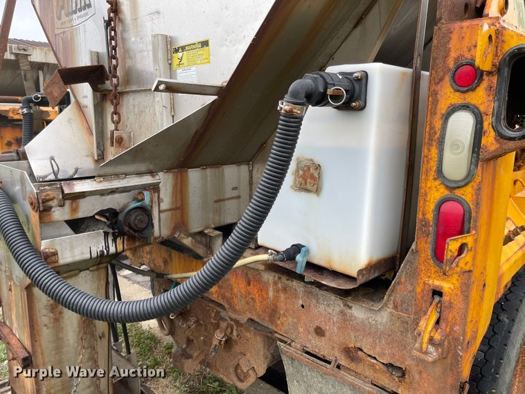 image for item KT9692 2004 International 7400  dump truck