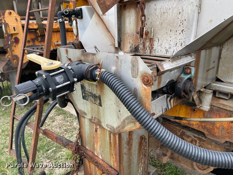 image for item KT9692 2004 International 7400  dump truck