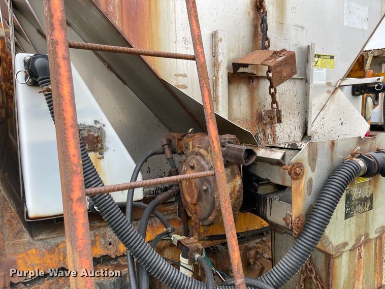 image for item KT9692 2004 International 7400  dump truck