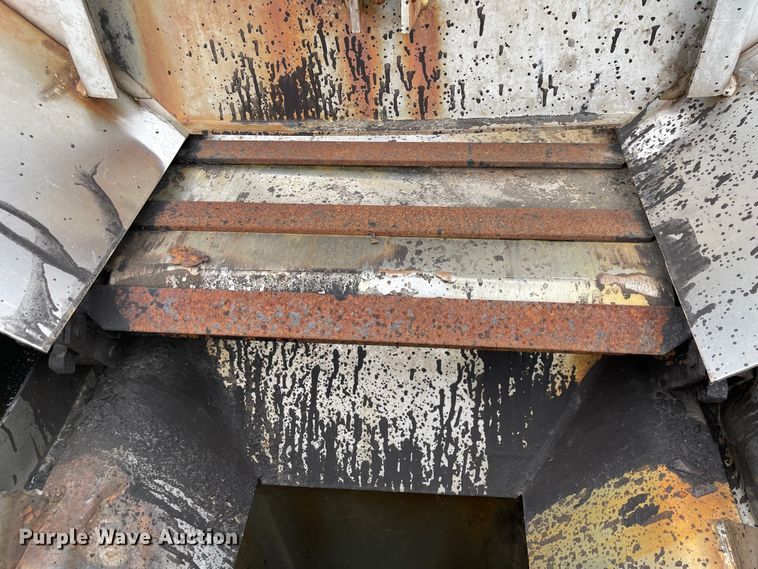 image for item KT9692 2004 International 7400  dump truck