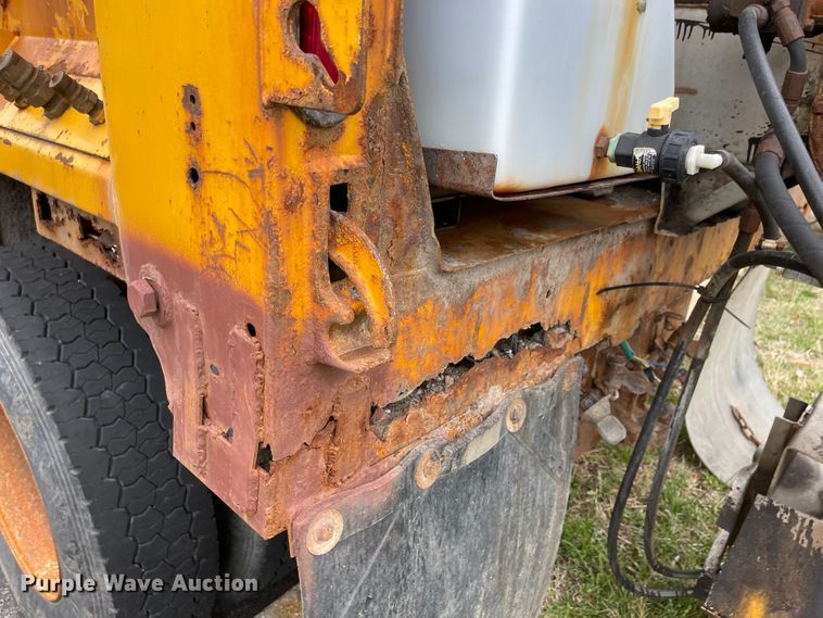 image for item KT9692 2004 International 7400  dump truck