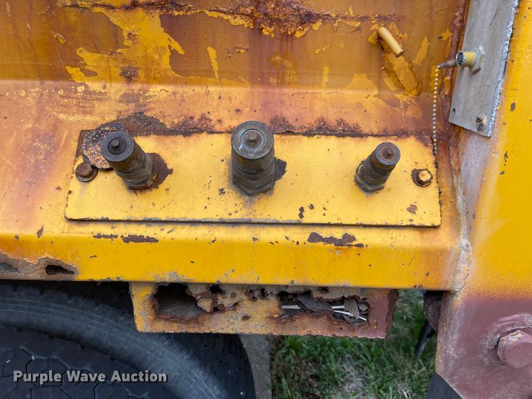 image for item KT9692 2004 International 7400  dump truck