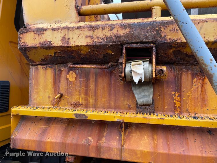 image for item KT9692 2004 International 7400  dump truck