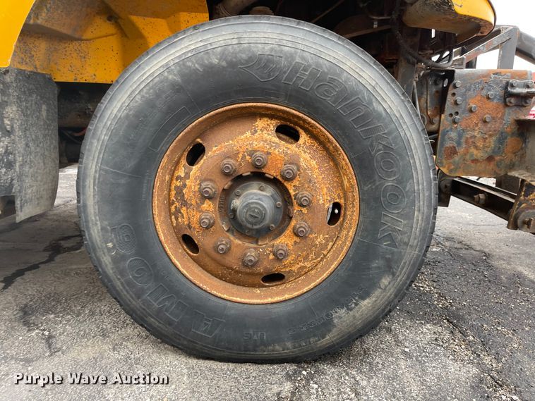 image for item KT9692 2004 International 7400  dump truck