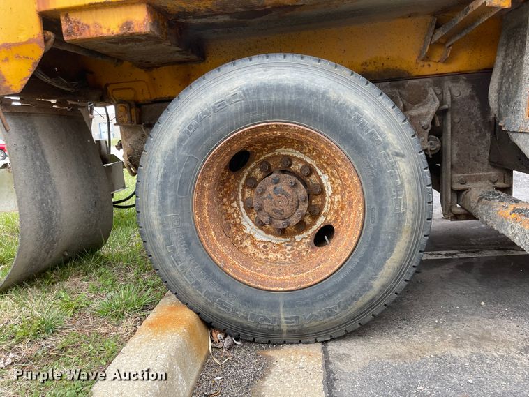 image for item KT9692 2004 International 7400  dump truck