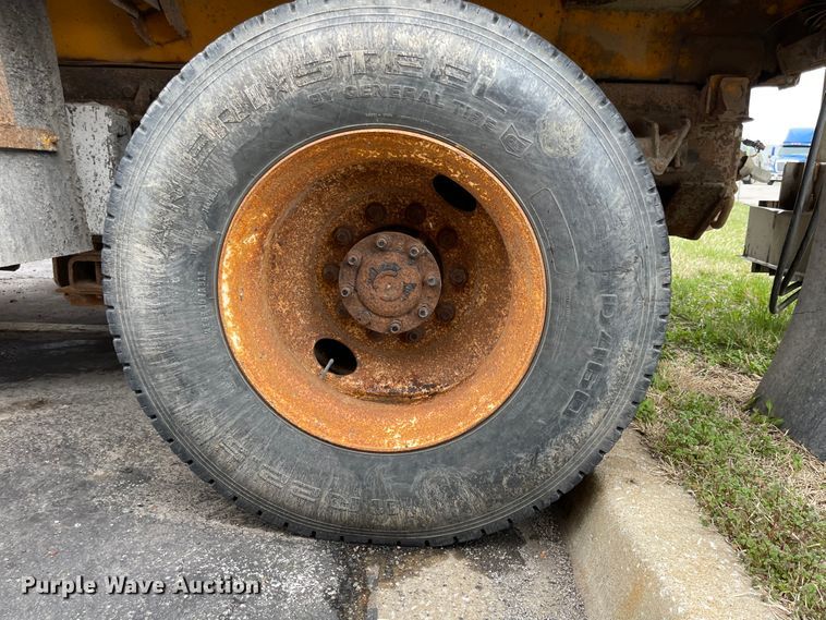 image for item KT9692 2004 International 7400  dump truck