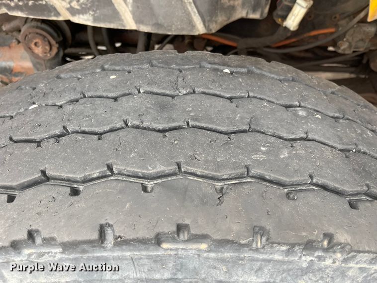 image for item KT9692 2004 International 7400  dump truck