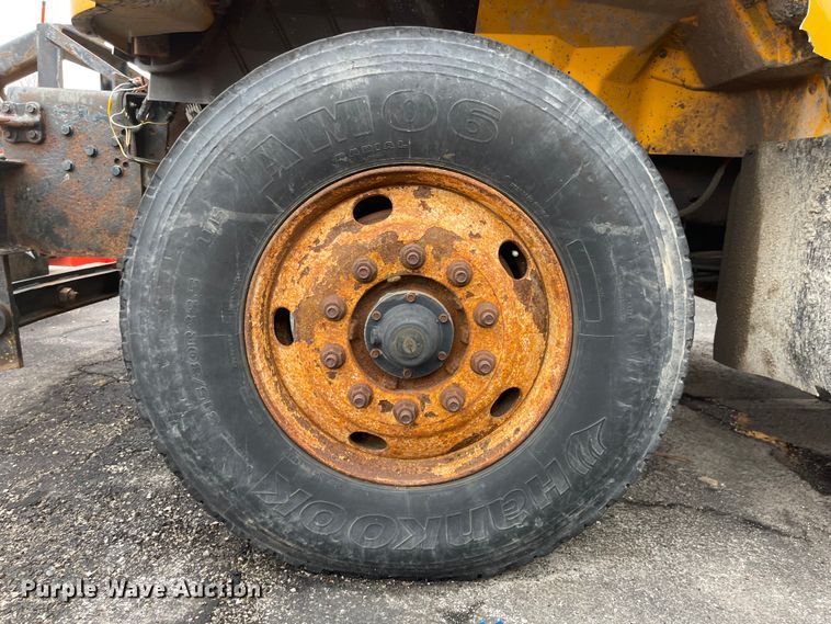 image for item KT9692 2004 International 7400  dump truck