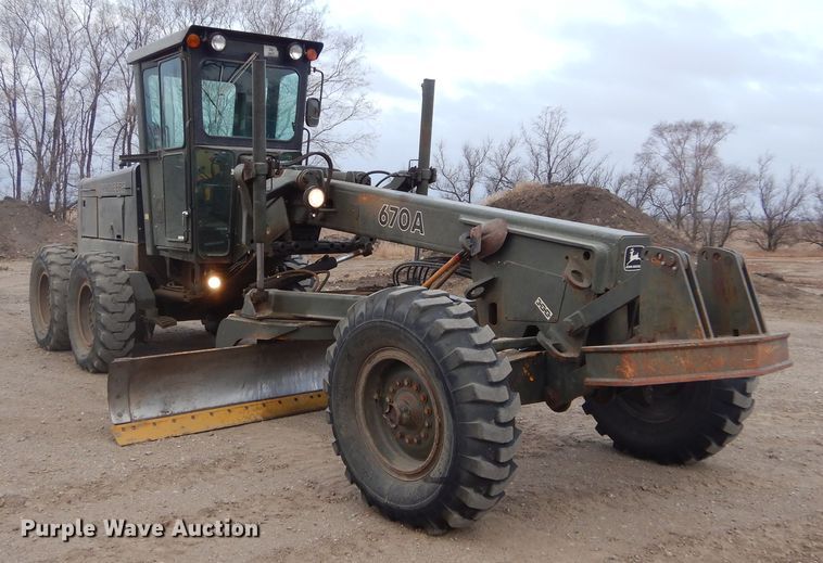 image for item MX9919 1984 John Deere 670A  motor grader