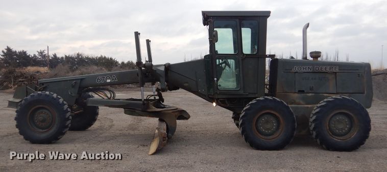 image for item MX9919 1984 John Deere 670A  motor grader