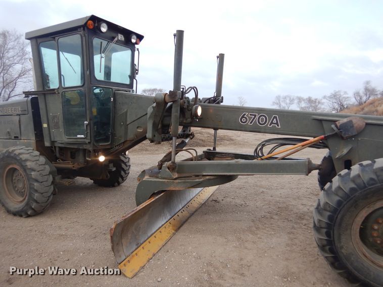 image for item MX9919 1984 John Deere 670A  motor grader